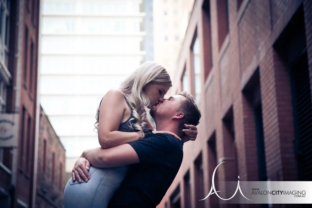 Couple kiss in the sunlight