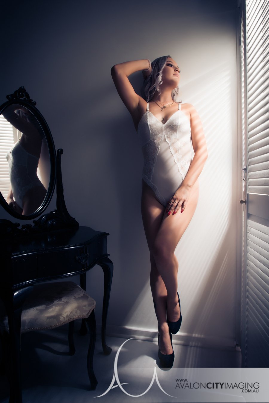 Moody‑light boudoir scene with rich contrast.jpg