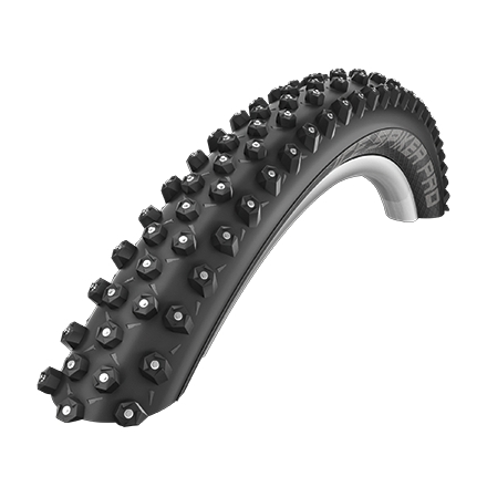 SCHWALBE DUBBDÄCK I vårt avlånga land kommer ibland kylan på besök, och med det kommer halkan. Lyckligtvis hittar ni dubbdäck från Schwalbe i butiken, så ni kan fortsätta cykla säkert. Vi har dubbdäck för både jobbpendlingen och skogen, välkommen. Från 449 SEK