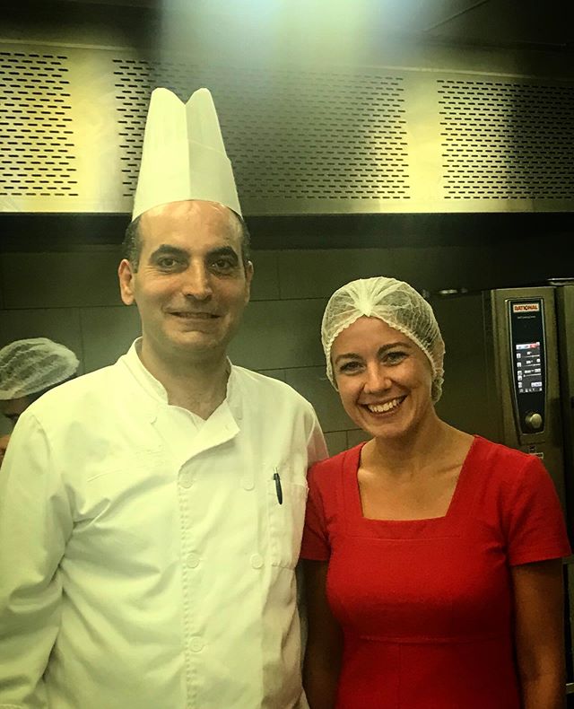 Op de valreep nog een Libanese kookles gefikst als goedmakertje voor alle tours die niet doorgingen. Het was een grote doch heerlijke chaos in de keuken. Alleen dat haarnetje... Kok Jorge liep meer dan 45 minuten door alle wegblokkades heen om ons ho