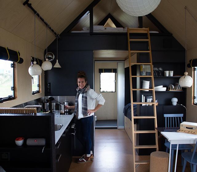 Idealiseer ik het wonen in een Tiny House? Deze droom sluimert al geruime tijd in m&rsquo;n hoofd. Ik nam de proef op de som en dit weekend sliep ik een nachtje met m&rsquo;n knappe zus in Basecamp IJmuiden, een tiny house-dorpje in wording. Mijn bev