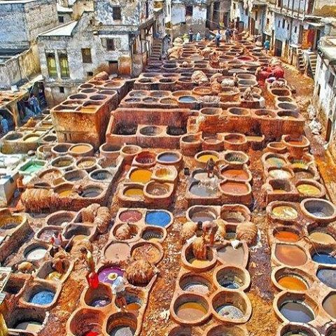 Les artistes &agrave; l'&oelig;uvre &agrave; F&egrave;s ! #tanneries #fes #imperial #royal #medina #morocco #luxe #viaggi #travel #art #artist #maroc #marruecos #romantic