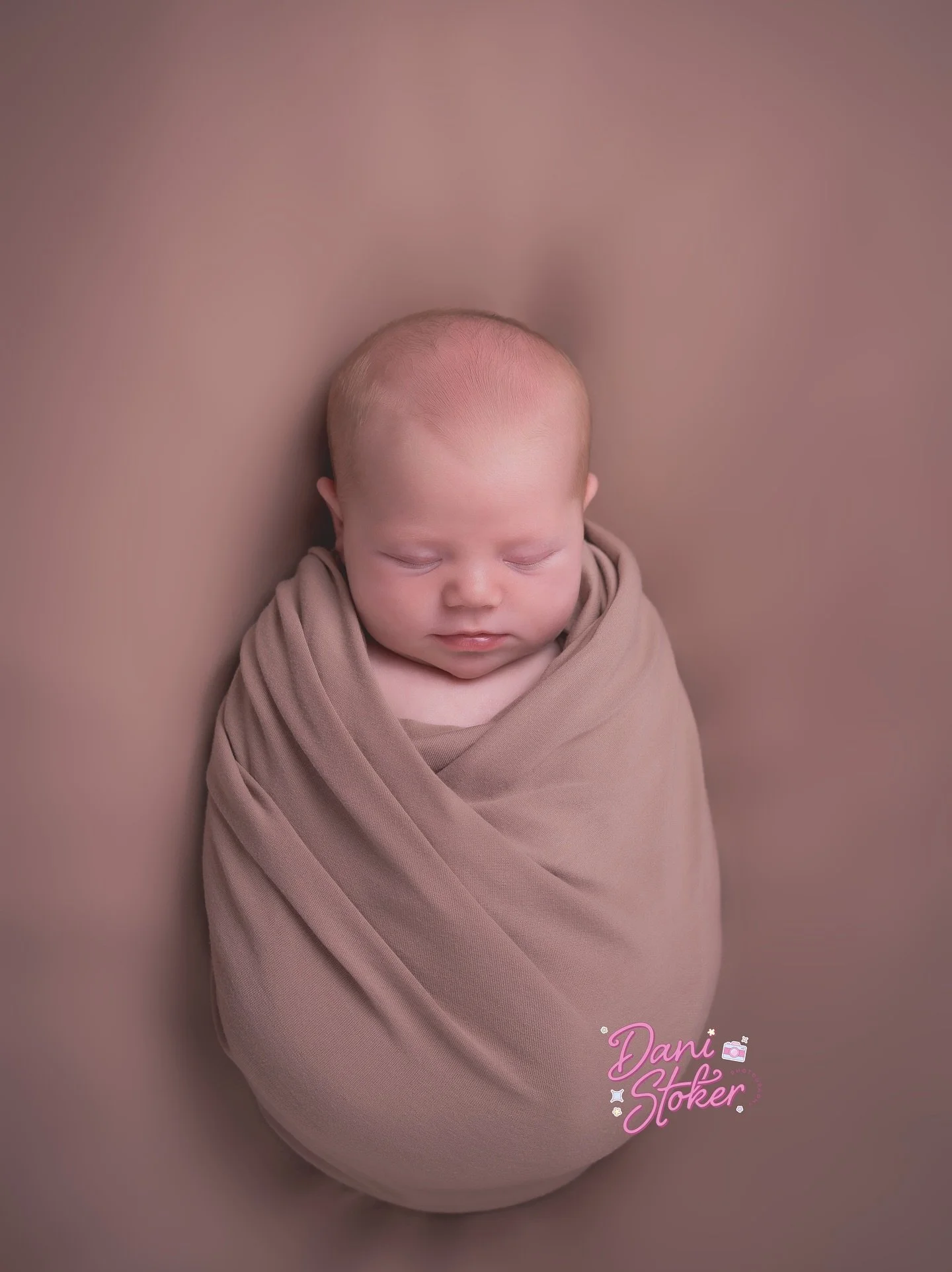 Oh what a cute newborn session 🥰
Little lady, mummy &amp; daddy all did so well in the studio. Thank you for picking me to capture your newborn bubble ❤️

#surreynewbornphotographer #surreyphotographer #surreyfamilyphotographer 

Ascot photographer 