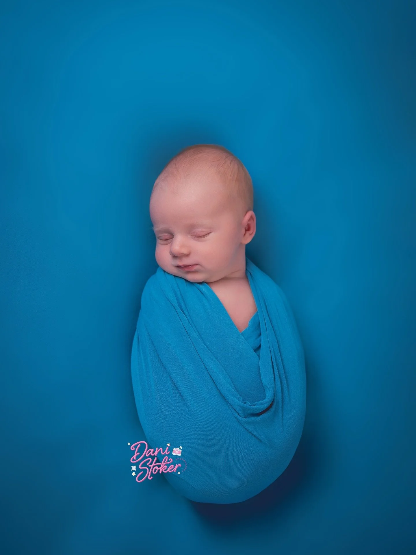 One handsome little man &amp; his proud big sister 💙

#newbornphotographersurrey #surreyfamilyphotographer #stainesphotographer 

Newborn photographer near me 
Windsor photographer 
Ascot family photographer
Staines newborn photographer