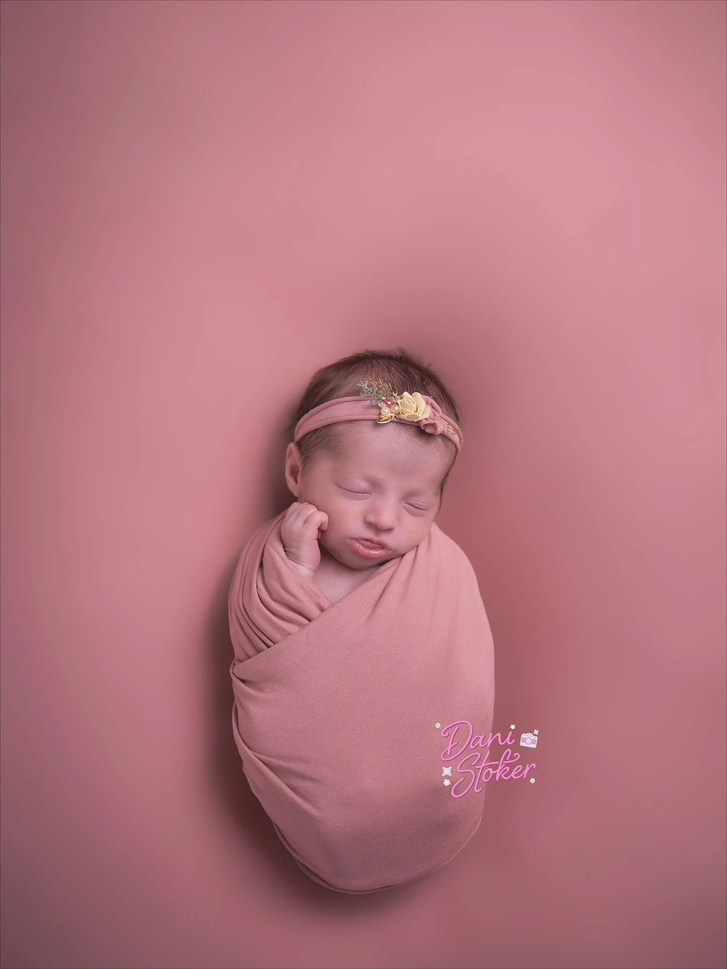 I was lucky enough to have beautiful baby Freya and her mummy &amp; daddy in the studio. All 3 of them were super chilled and all did brilliantly in their first shoot as a family of 3 ❤️

#surreynewbornphotographer #surreyphotographer #surreyfamilyph