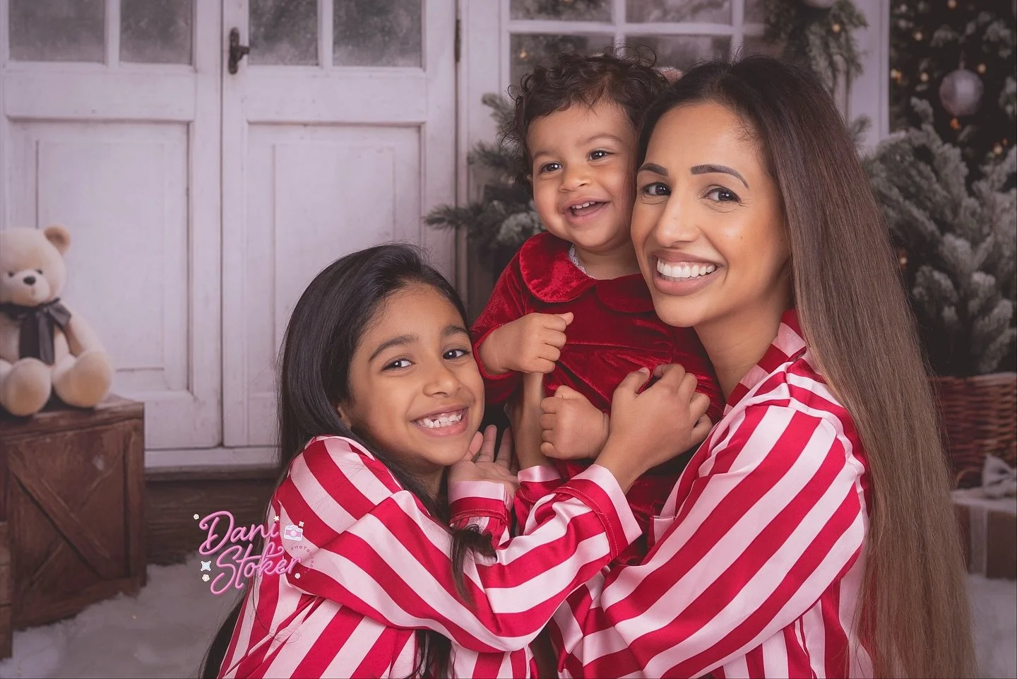 Pyjamas and snuggles in the studio with this gorgeous bunch ❤️

#surreyphotographer #surreyfamilyphotographer #bucksfamilyphotographer 

Christmas photography 
Family photographer near me