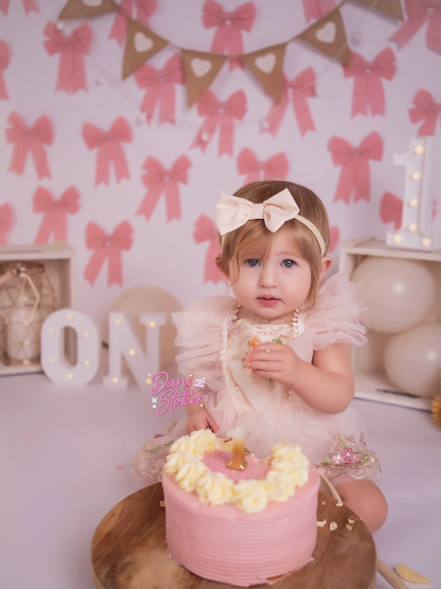 Pausing all Christmas content because&hellip;
Robyn turns ONE 💕
It was so lovely having this little sweetie and her family back in the studio!

#surreycakesmashphotographer #surreyfamilyphotographer #surreymums #bucksfamilyphotographer #hampshirepho