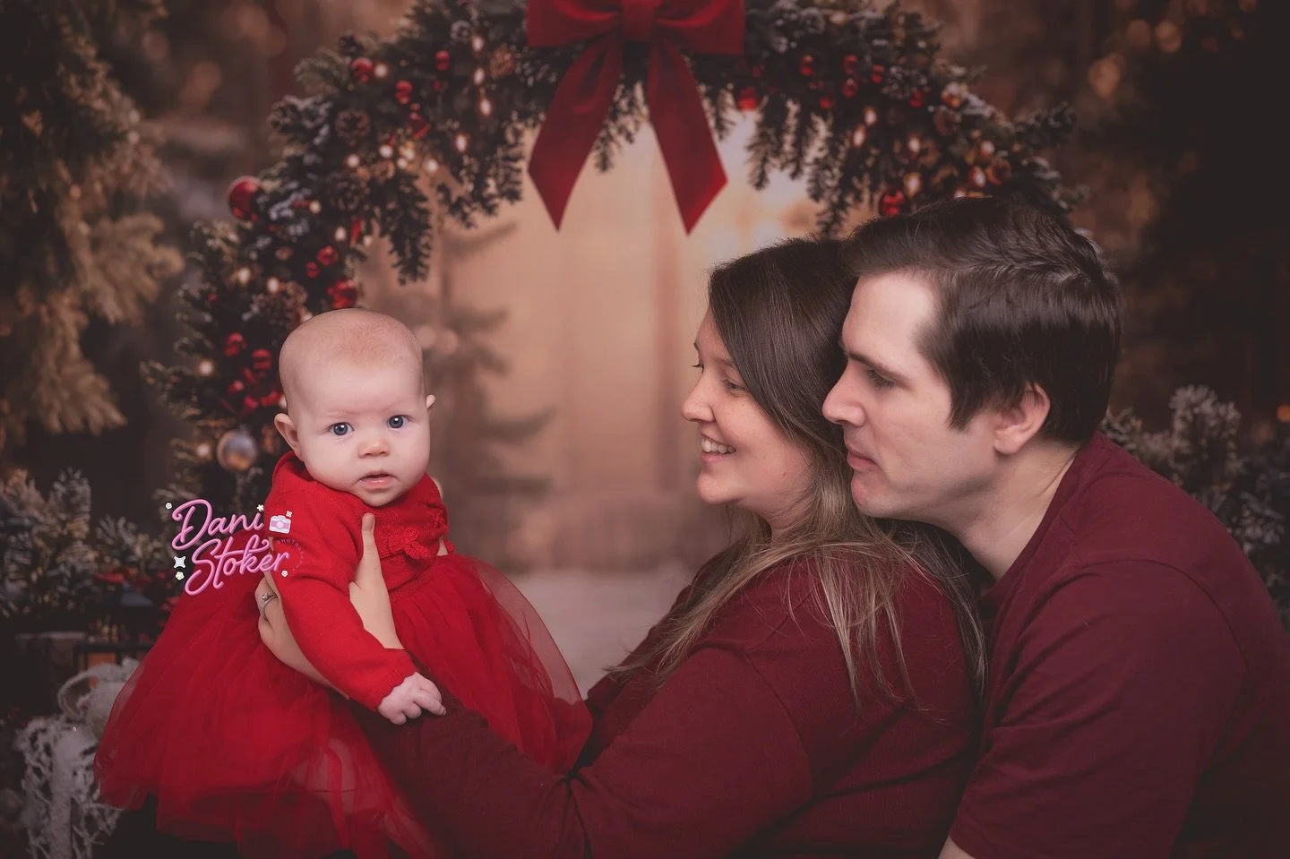 The last time I saw this gorgeous little girly was when she was only a few days old. Love catching up with you all at Christmas ❤️

Christmas photography 
Family photographer near me

#surreyfamilyphotographer #bucksmums #surreycakesmashphotographer