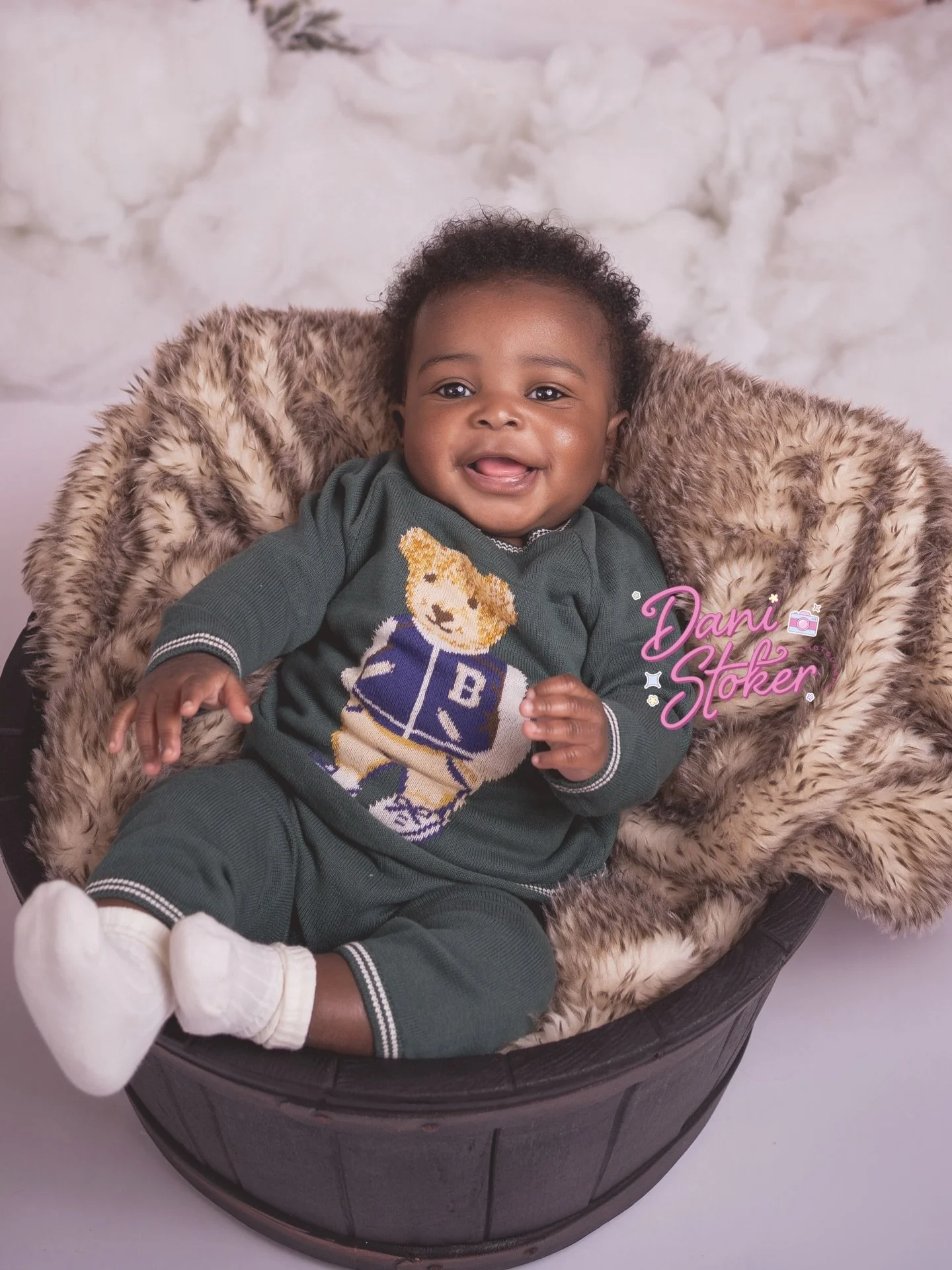 Such a delight having these 2 cuties and the rest of the family in the studio ❤️

Christmas photography 
Family photographer near me

#surreyfamilyphotographer #bucksmums #surreycakesmashphotographer