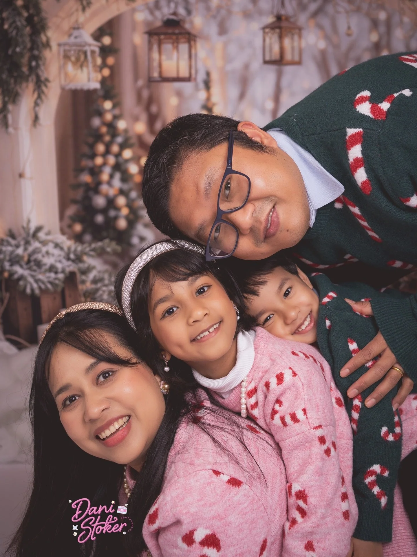 Totally in love with these Christmas jumpers 😍 

Christmas photography 
Family photographer near me

#surreyfamilyphotographer #bucksmums #surreycakesmashphotographer