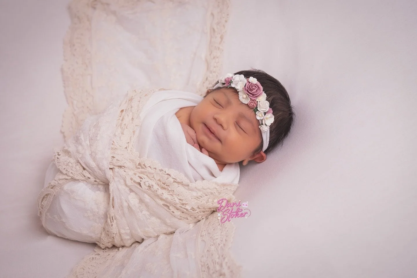 Swipe for the cutest little face and smile ❤️

#surreyfamilyphotographer #surreyphotographer #surreymums