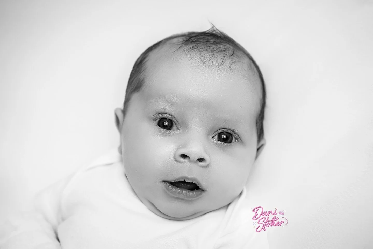 Sometime babies don&rsquo;t sleep through their newborn session but that&rsquo;s ok as you can still get beautiful images. Capturing their eyes and all those delicate details 🖤

#surreynewbornphotographer #surreyphotographer #bucksmums #bucksfamilyp