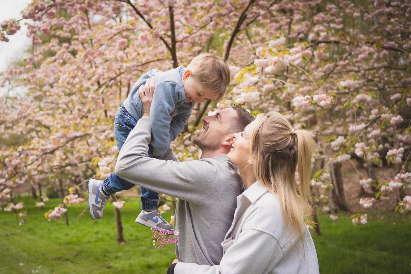 Two years of Blossom shoots with Marley ❤️
Love that I get to create these memories &amp; traditions with my lovely clients!

#surreyfamilyphotographer #surreynewbornphotographer #bucksmums #hampshiremums