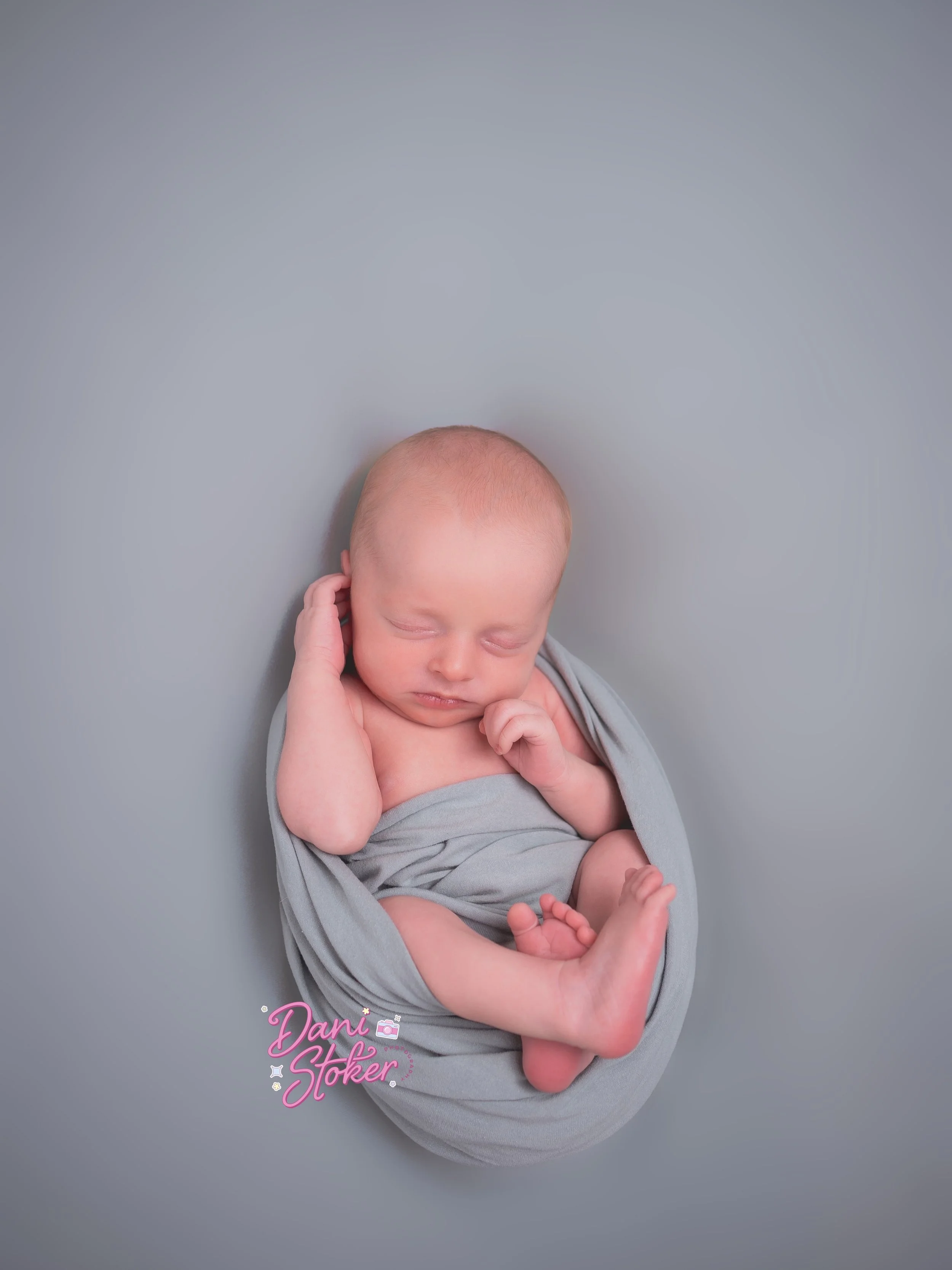 This little man was one chilled out bubba&hellip;and the scrunch 🤩

#surreyfamilyphotographer #surreynewbornphotographer #bucksmums #hampshiremums #bucksnewbornphotographer