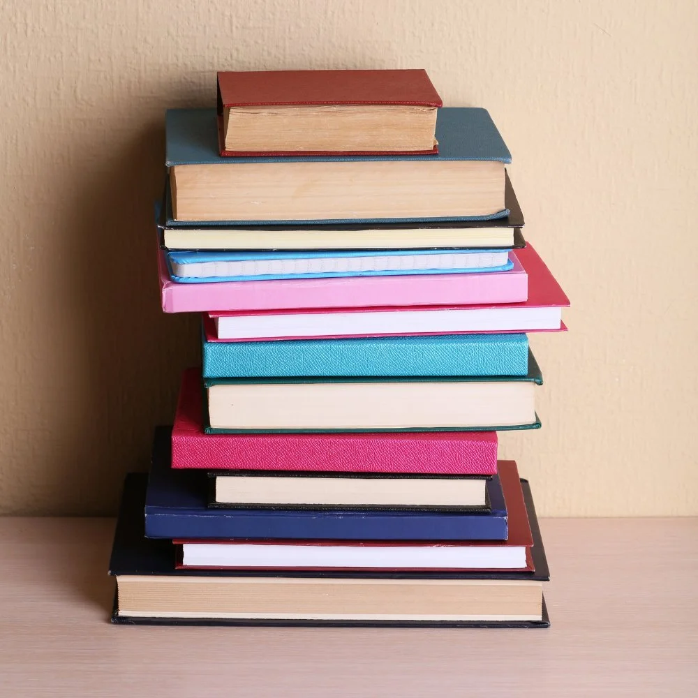 Pile de livres de référence sur le deuil et euthanasie animale