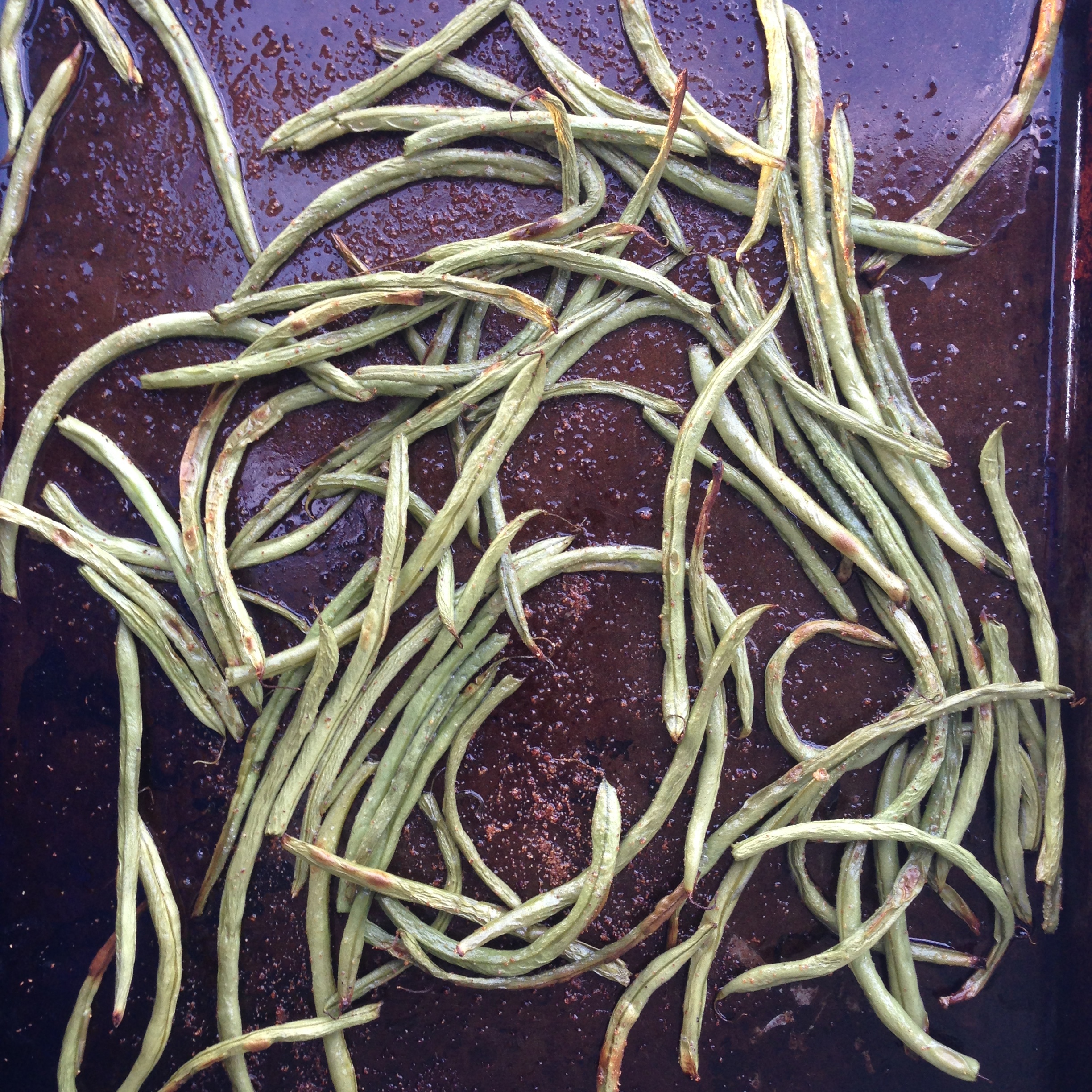 Wash and trim green bean. Then place on a baking sheet, drizzle with olive oil and 2 teaspoons of garlic powder. Roast for 13 - 15 minutes at 425 degrees F. 