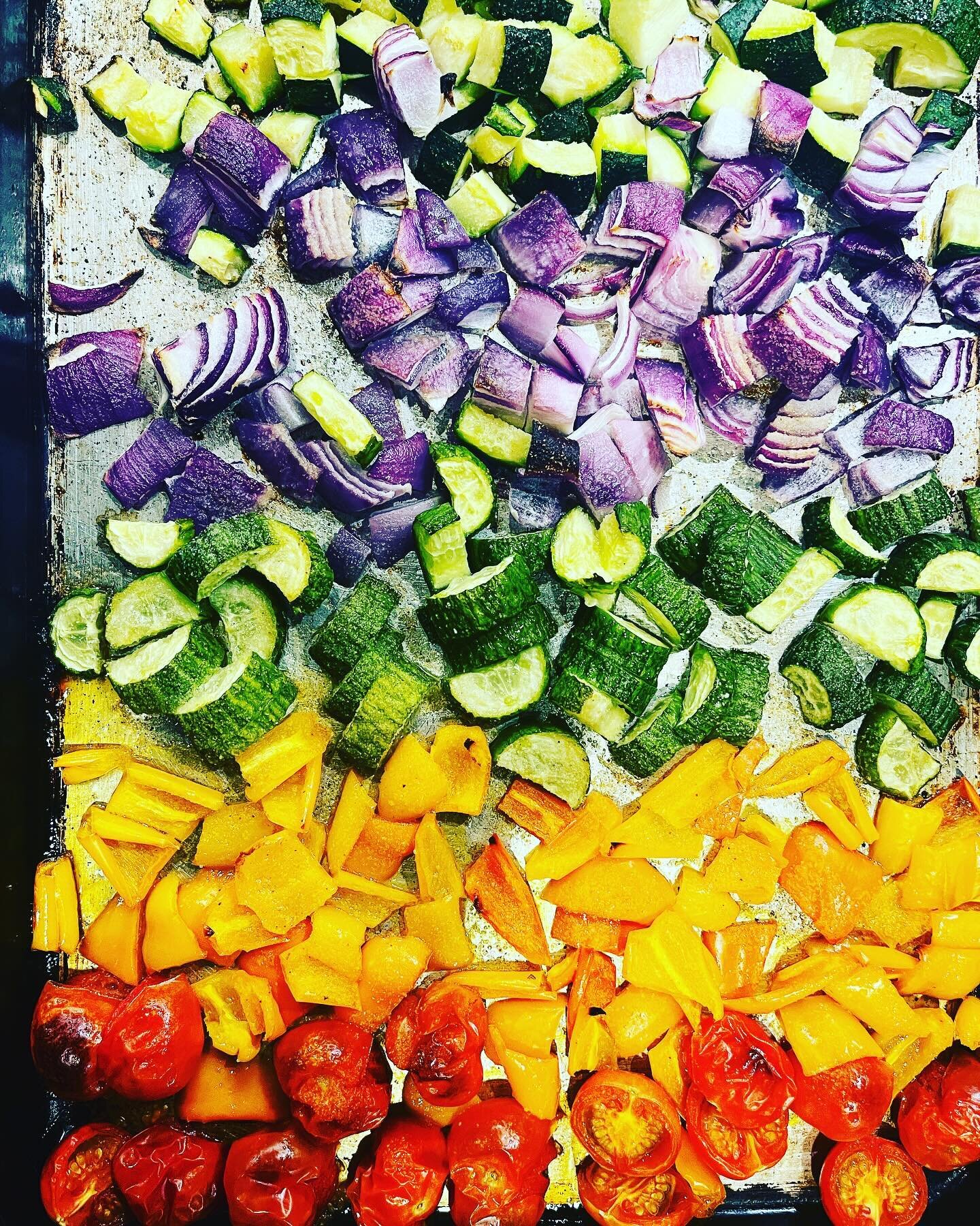 Seriously one of my favorite foods&hellip; roasted vegetables ❤️ So easy: Chop, toss with olive oil, &amp; season. This batch I sprinkled with garlic powder, pepper, roast at 425 F for 25 minutes.

This batch was transformed into Panzanella Salad Bow