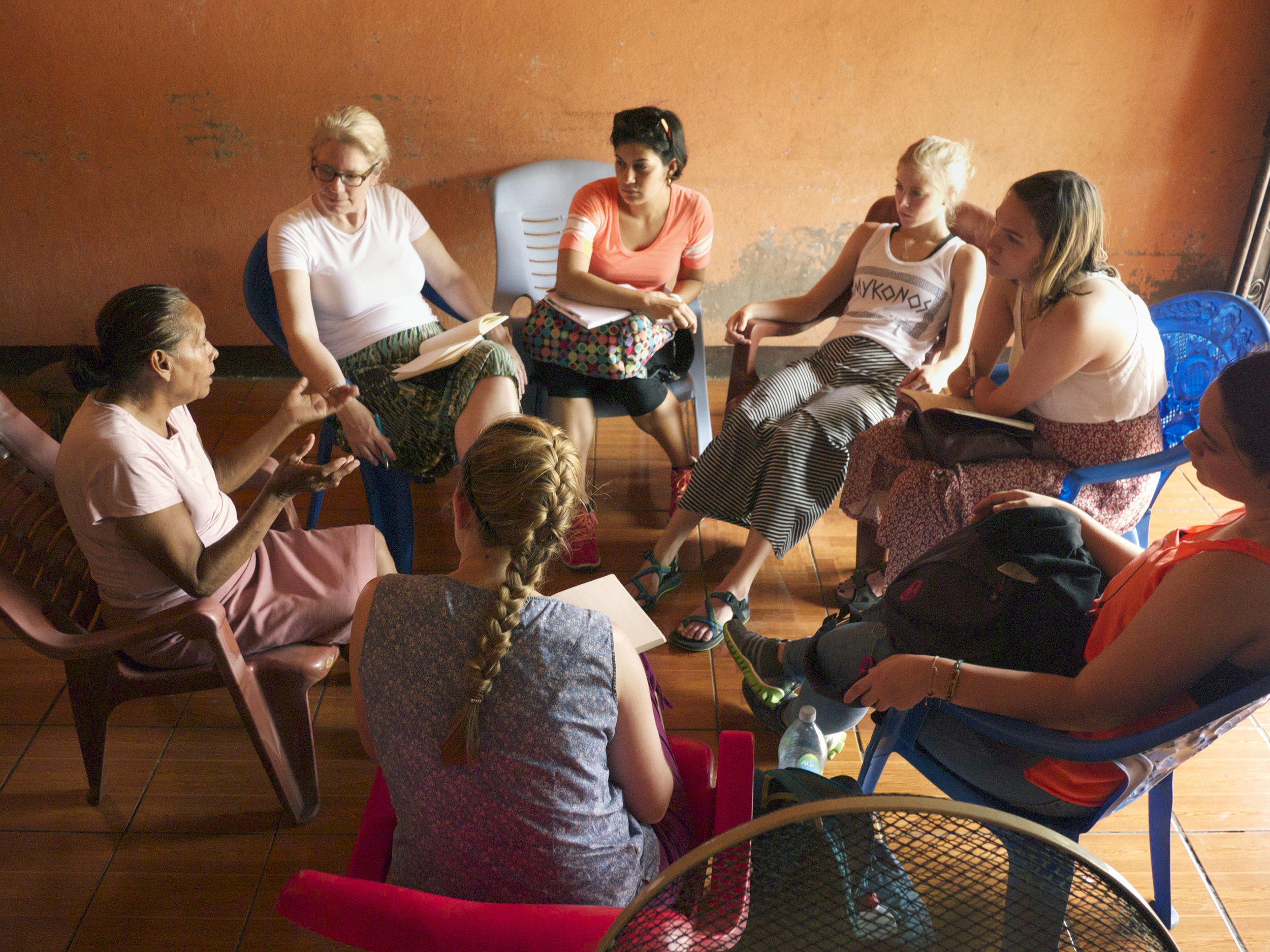 Seattle University (SU) professor Serena Cosgrove, Ph.D. and students from SU and the University of Central America interview Doña Argentina in Chinandega, Nicaragua about family members' emigration (photo by Claire Garoutte)