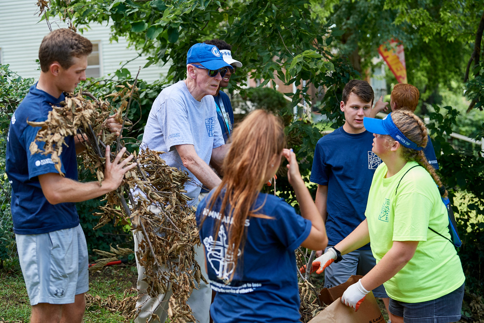Rockhurst University’s president, Rev. Thomas B. Curran, S.J., volunteered with first-year students during the annual Finucane Service Project in Kansas City, MO (photo by Rockhurst University)