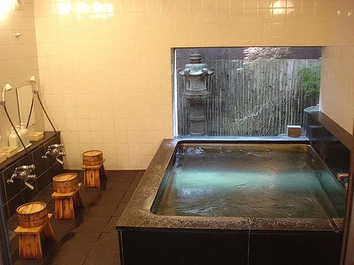 Showering station next to the hot tub in Seiryu Ryokan. Photo by: Flickr@David Lisbona