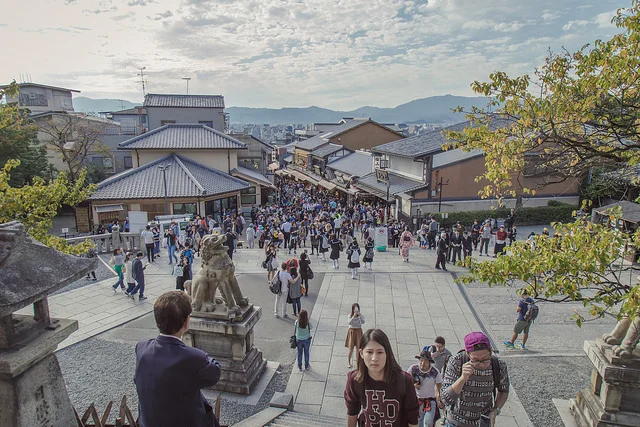 Many tourists visiting the Kiyomizu-dera temple in 2015. Photo by Flickr@John Gillespie