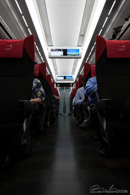 Passageway inside N'ex have panel maps to notify the passenger's current location. Photo by: Flickr@Devin Lieberman