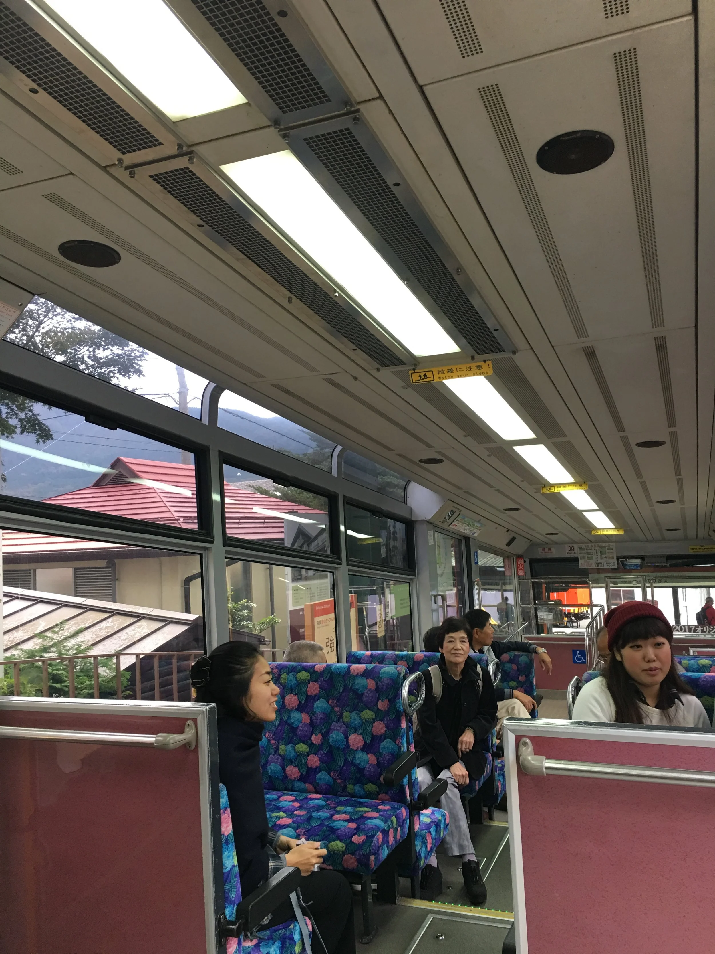 The Hokone Tozan's cable car connects Gora Station to its final reaching point of the Souzan Station, at the mountain height of 767 meters (2,516 ft). It takes the cable car 10 minutes to get to Souzan Station traveling a total distance of roughly 1.2 kilometers. 