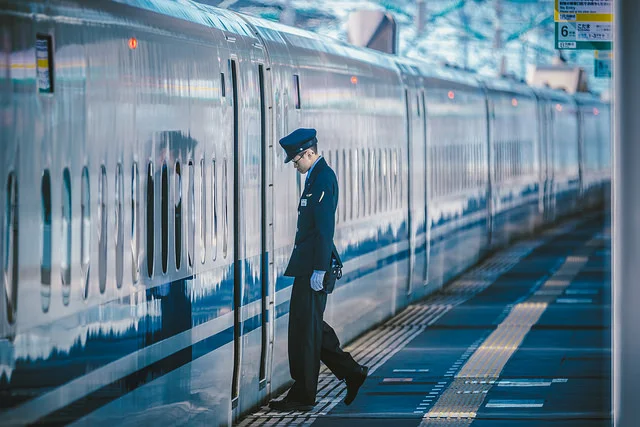 Sanyo Shinkansen's N700 series operated under JR Central. The photo was taken at Nishi-Akashi Station, Hyogo Prefecture in 2016. Photo by Flickr@hans-johnson