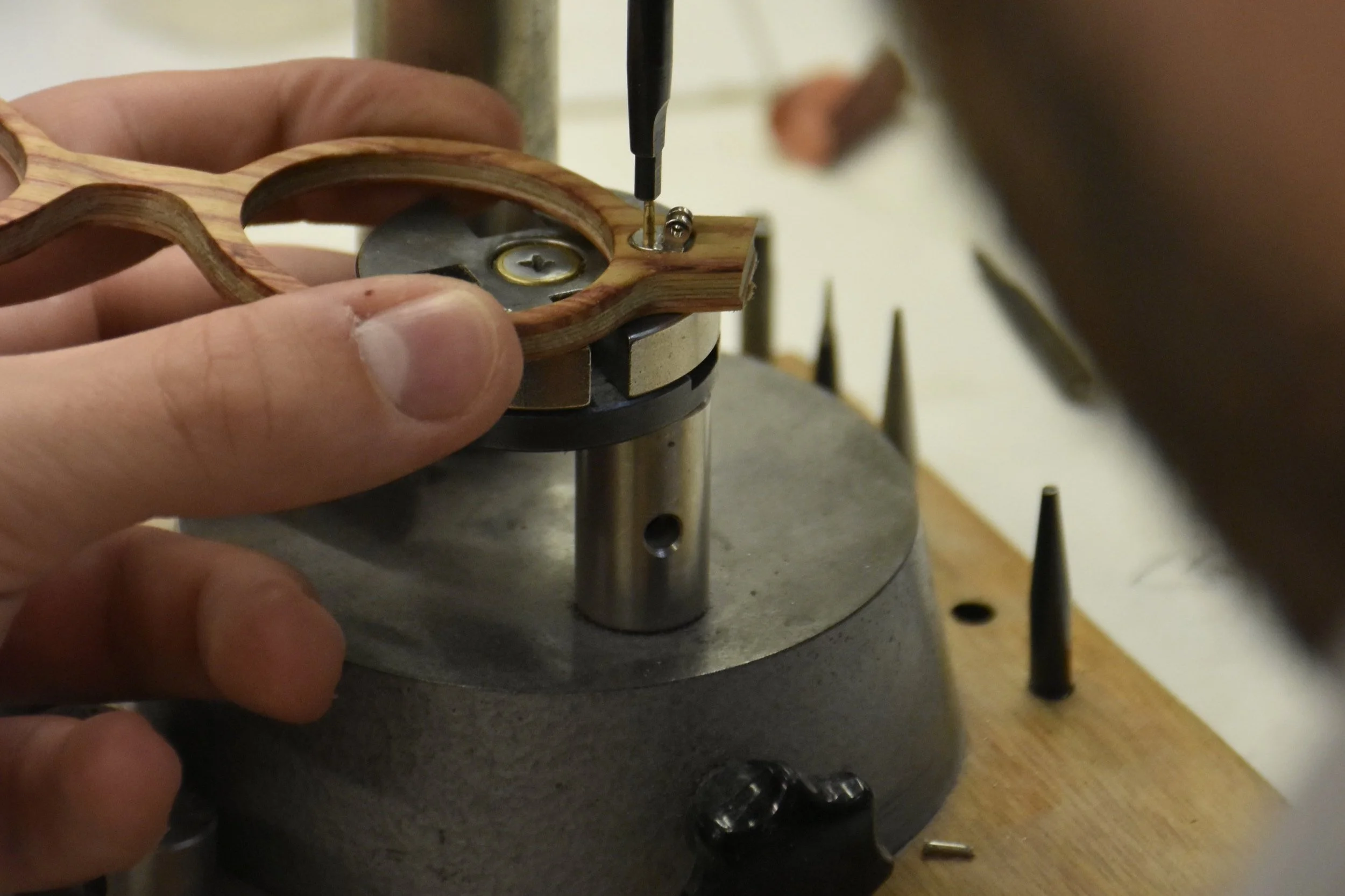 Artisanal production of wooden spectacles