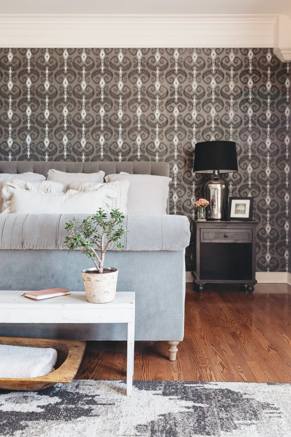 Wallpaper as art - in the home of Little Big Town's Phillip Sweet & blogger wife Rebecca ( sweetladijane ). City Farmhouse Style Photography: Alissa Saylor