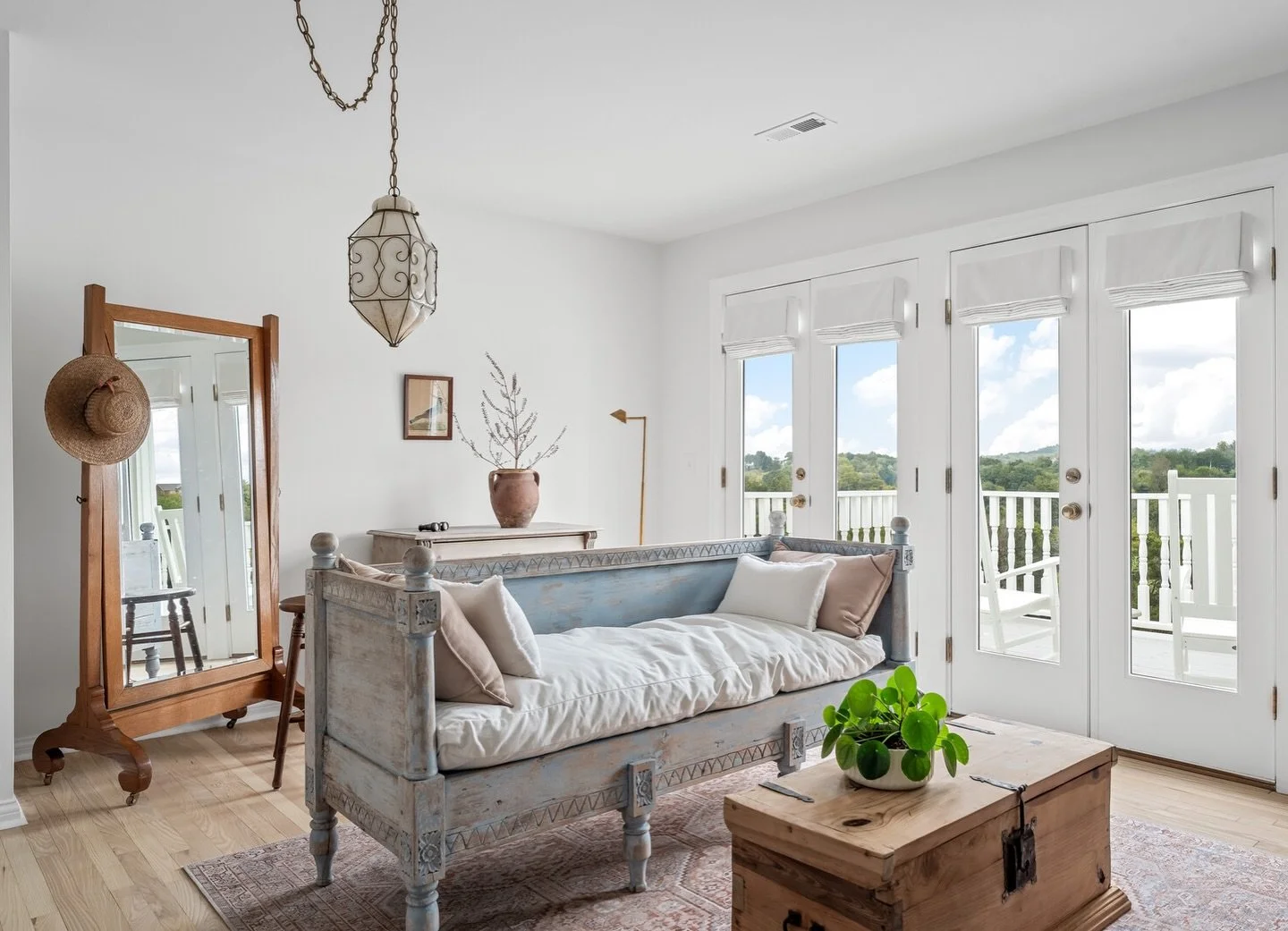 Coffee with a view. The seating area of one of the spacious sleeping rooms @idlewildfarmtennessee

#idlewildfarmtennessee #luxuryvaca #tennesseevacation #visittn #vacationrental #nashvillevacationrental

Design @cityfarmhouse 
Photo: @vintagenashhome