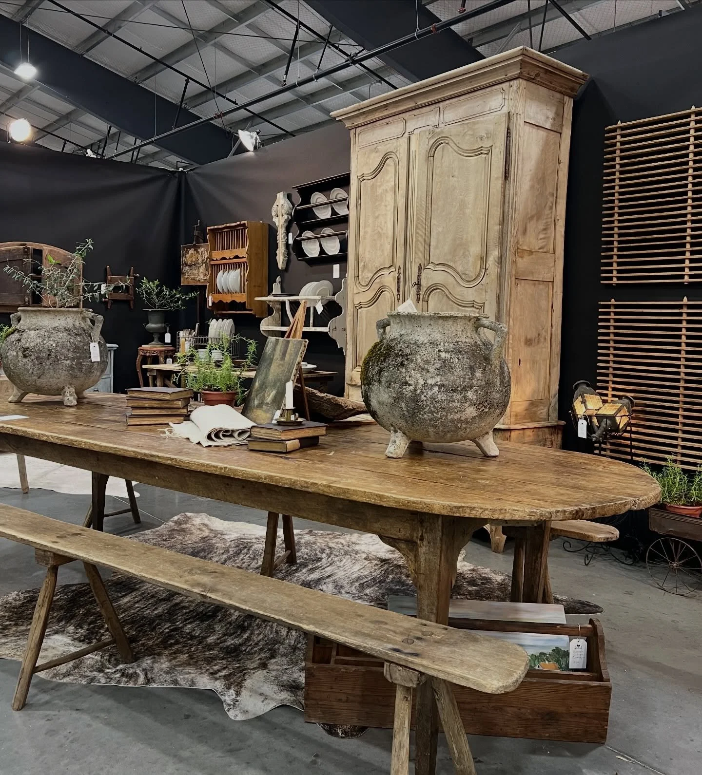 @thenashvilleshow ** This show has ended. And it was the BEST Nashville Show ever!!!! 🙌

#cityfarmhouse #thenashvilleshow #nashville #antiques #vintage