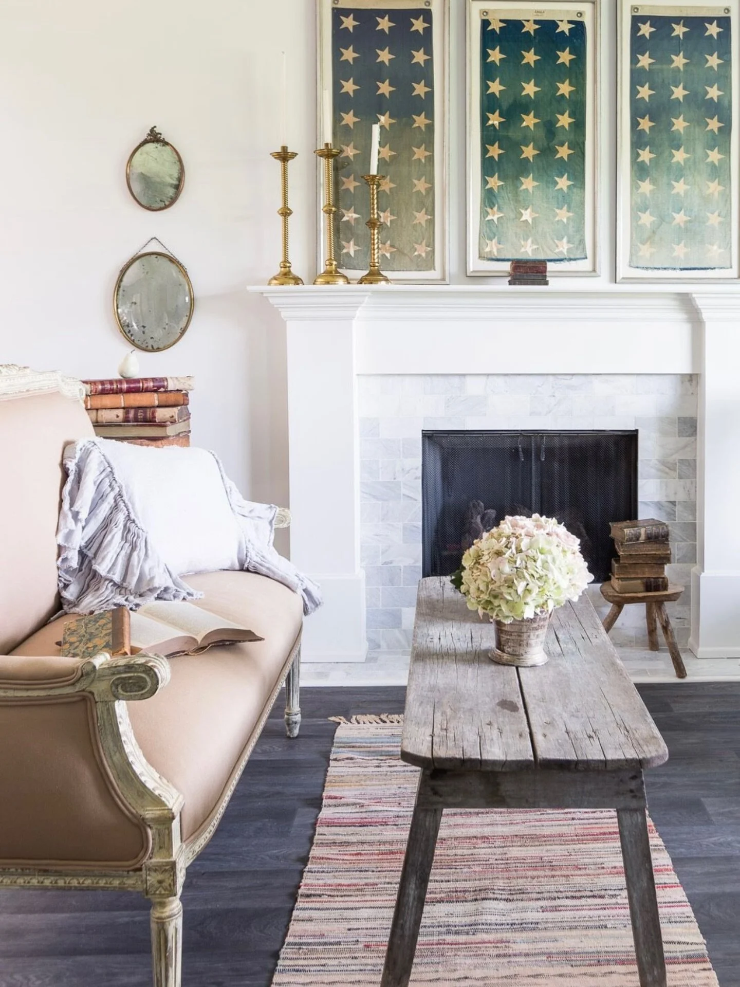 Small space design at Leiper&rsquo;s Fork. Those flags .. worn and faded. A prized find. 

Interior Design @cityfarmhouse
Photo @alyssarosenheckphotography

#smallspacedesign #interiordesign #oldflags #cityfarmhouse #cityfarmhousestyle