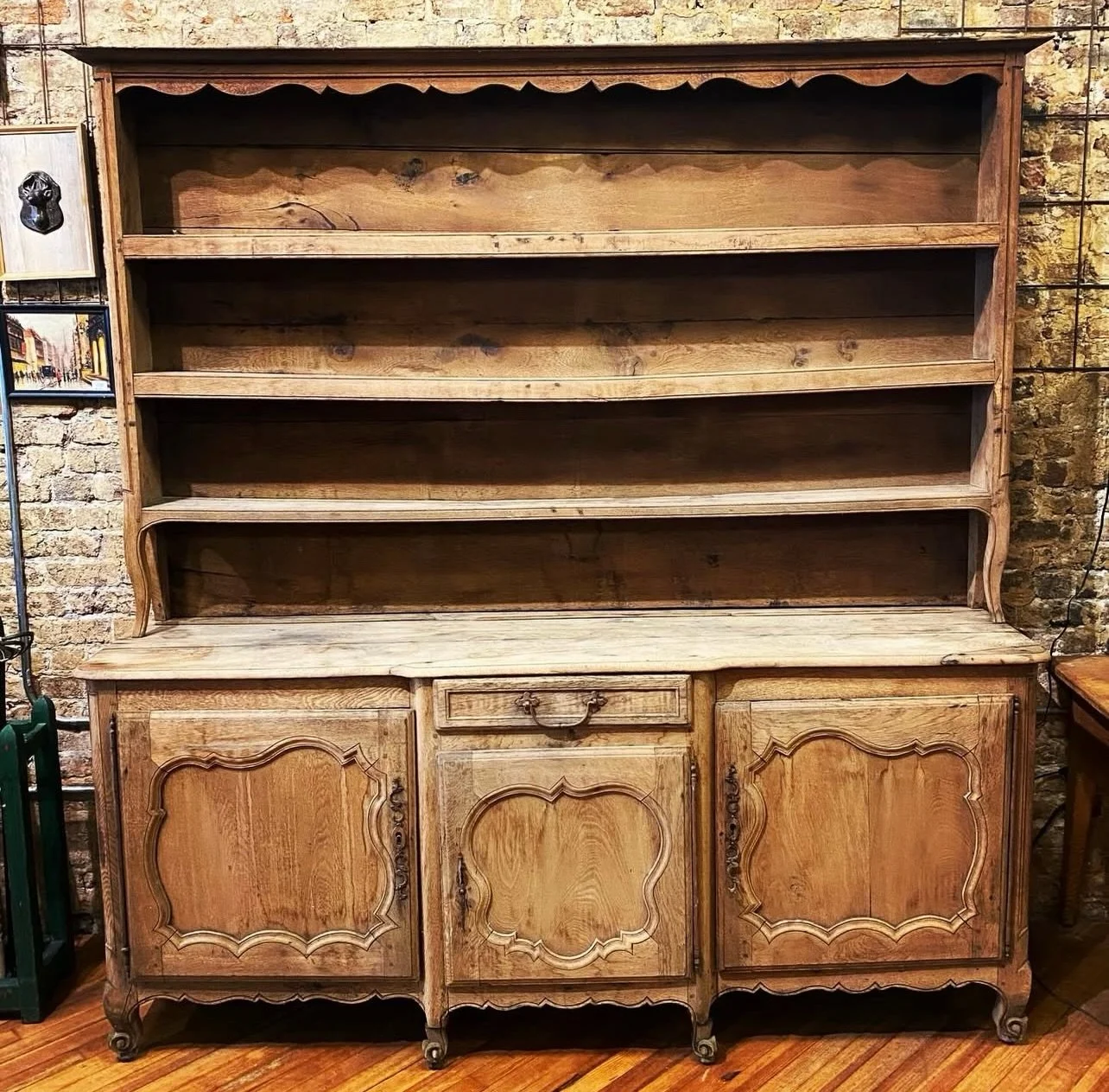 Sooooo &hellip; 🤔 &hellip; is @reconstruction_south bringing this amazing antique French piece to the City Farmhouse Vintage Fling, June 12-13 at Bicentennial Park in Downtown Franklin, Tennessee? Asking for a friend. 😉
Have I mentioned that we hav