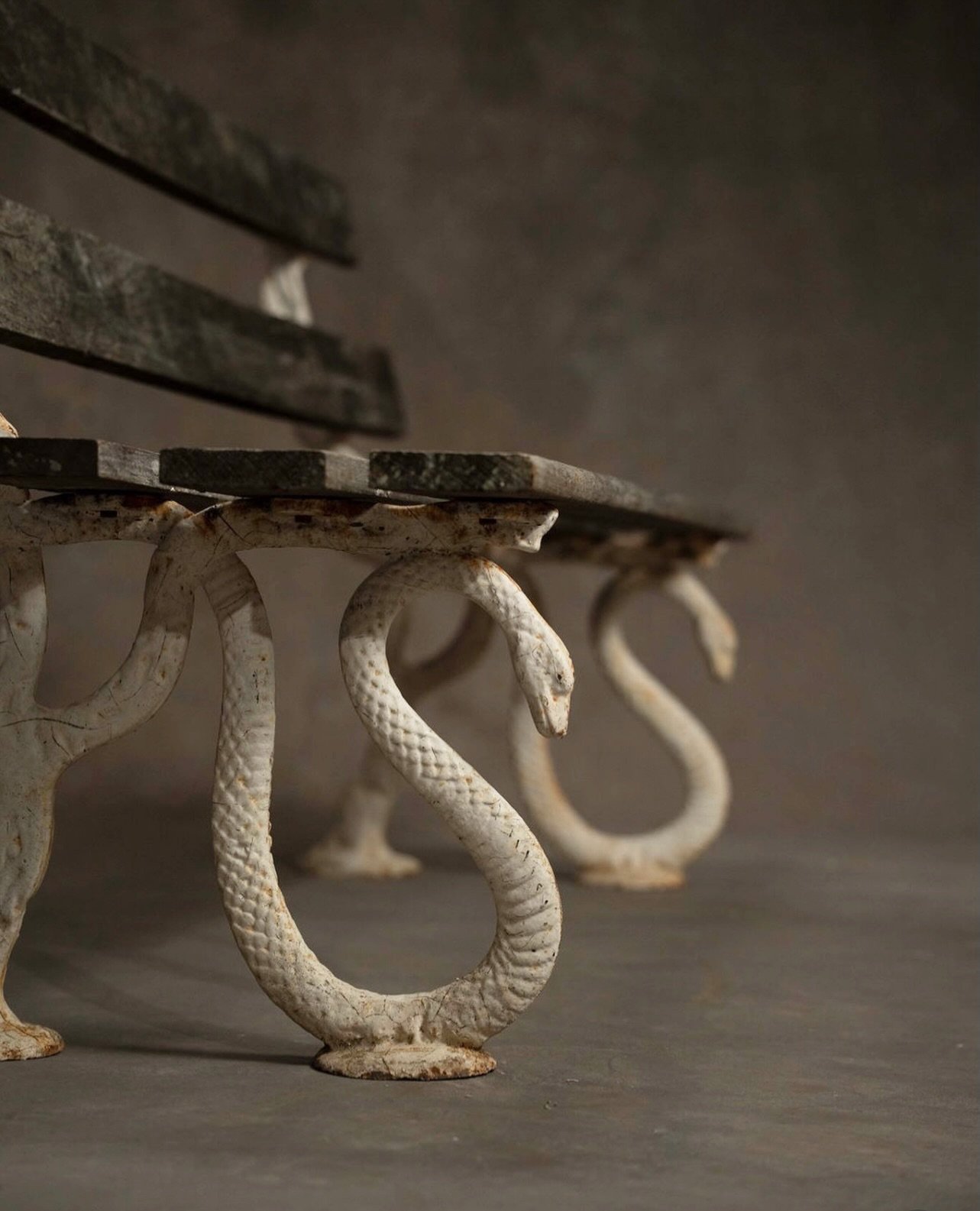 Well &hellip; hello beautiful .. Serpent Garden Bench circa 1920 🤍 @virginiarichardsonantiques exhibiting November 13-14 at the City Farmhouse Popup Fair. 

City Farmhouse Popup Fair 
Bicentennial Park Pavilion 
400 5th Ave. (Corner of 5th Ave &amp;