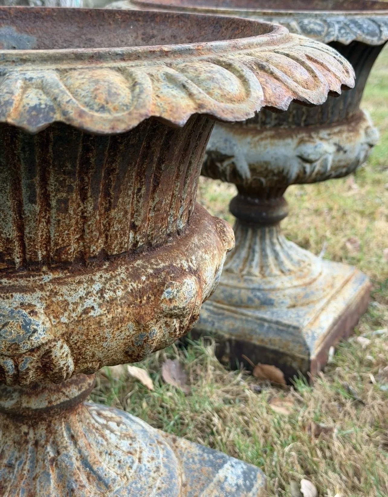 In case you haven&rsquo;t noticed &hellip; I am passionate about antique garden pieces. In my opinion they are as much for the inside as the out. At the moment I&rsquo;m drooling over these 2 pairs of urns that Jacob @heritagehobbyist has curated for