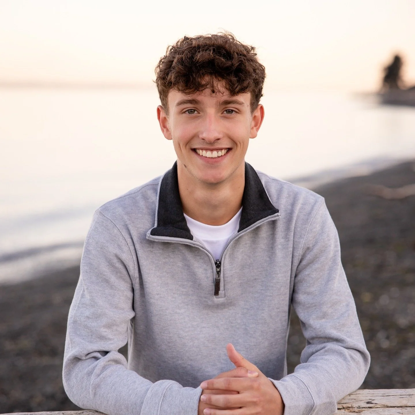 Happy Senior Sunday! Although I know his siblings, I met Max for the first time at his senior session. I always love when the family joins for senior photos - especially on a gorgeous Bainbridge night like this night. Congrats Max! 

#anniegphotograp