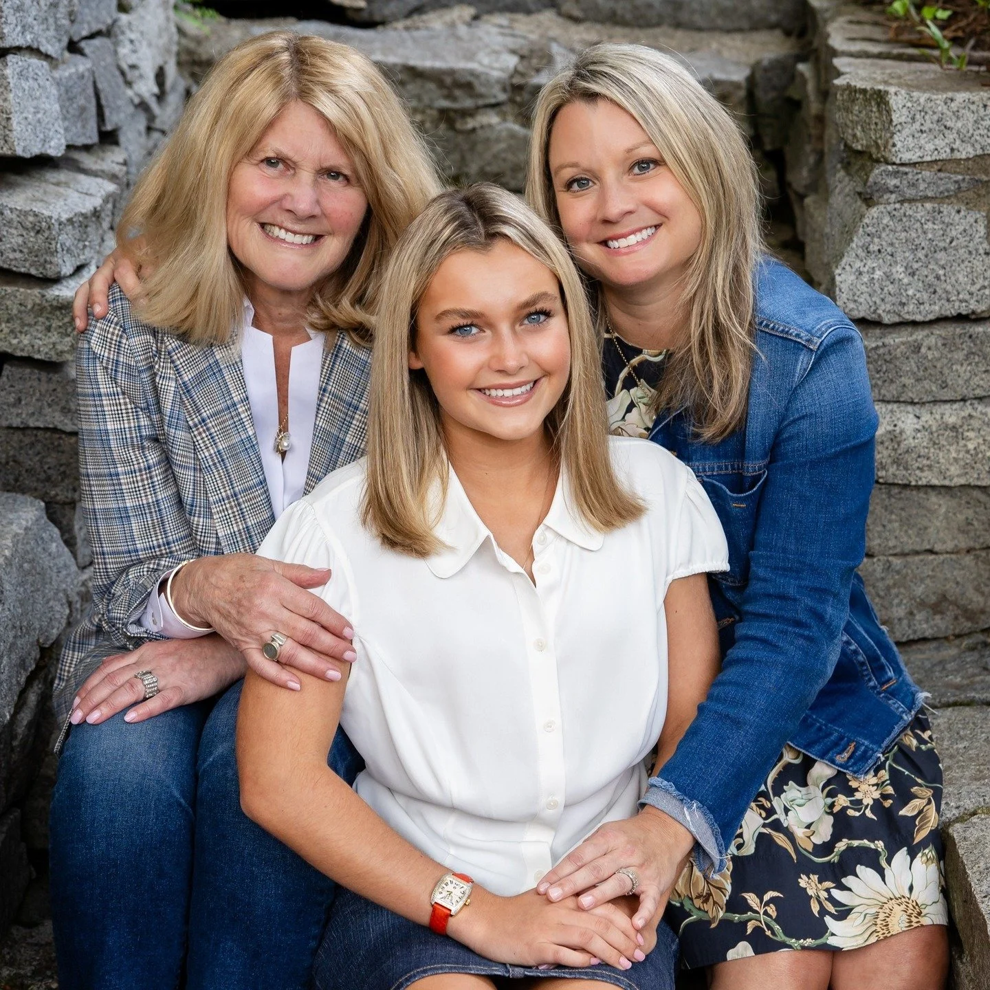 Just sent out the gallery for this awesome family. Sometimes the dog likes to steal the show, and sometimes I say something funny when you are trying to take a serious headshot : )

#seattlefamilyphotographer #bainbridgeislandfamilyphotographer #anni