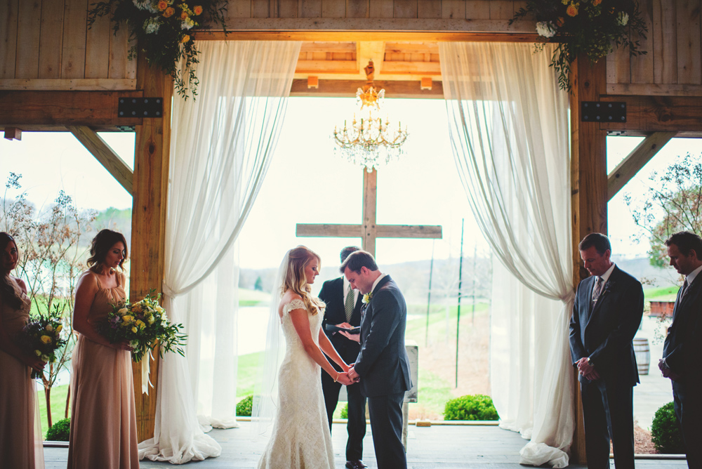 mint springs farm wedding: praying