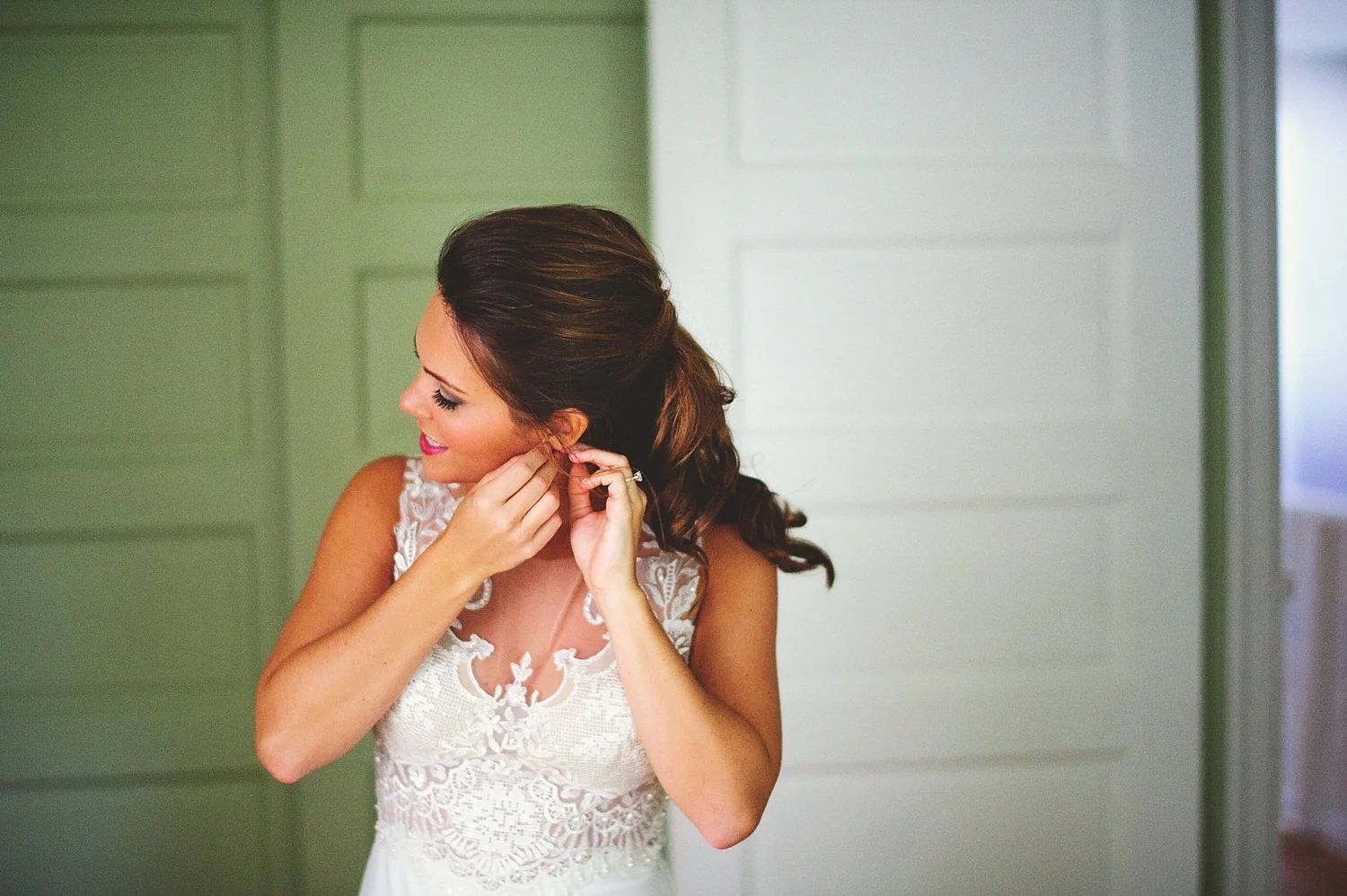 pierre's restaurant wedding: bride putting on ear rings