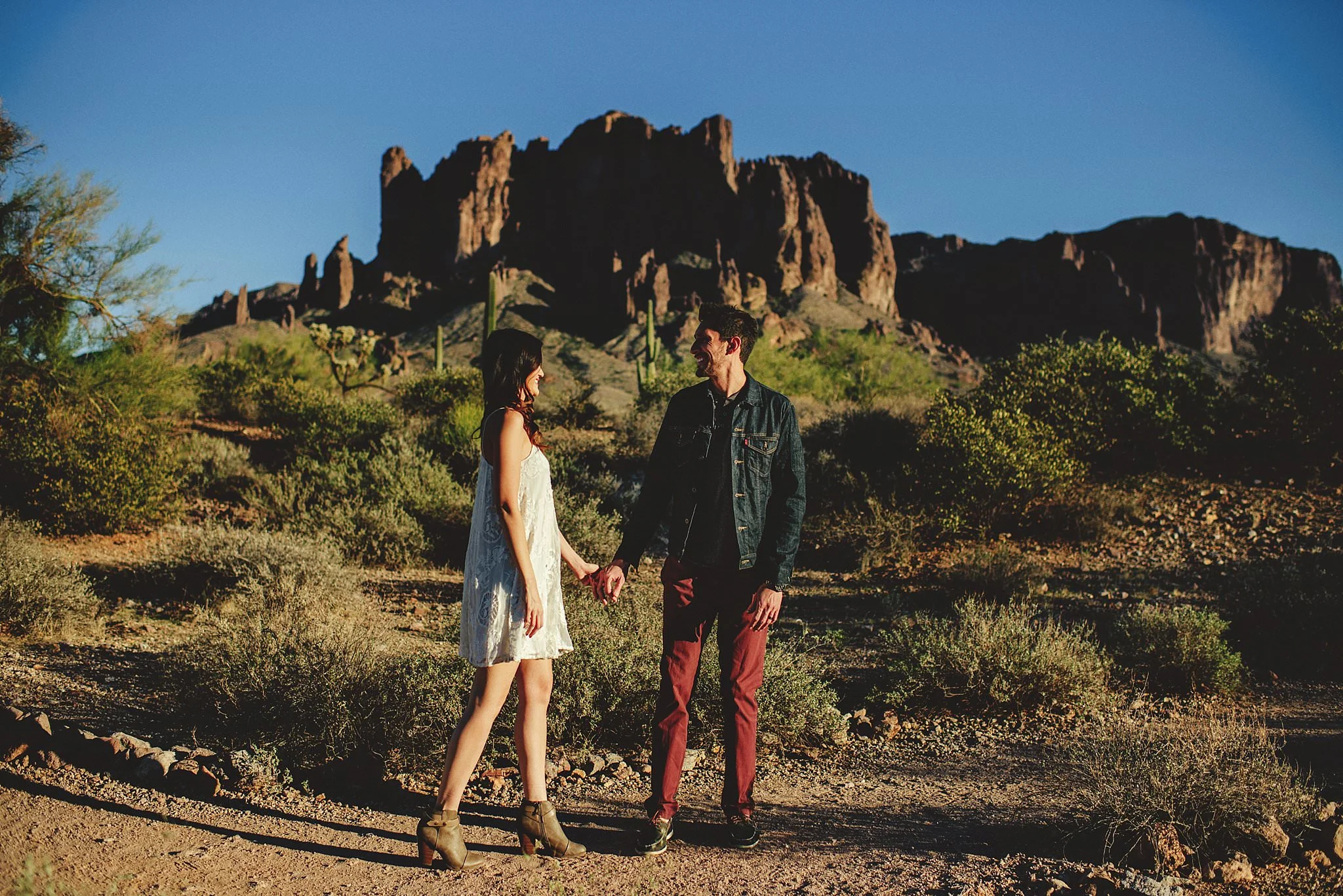 superstition-mountains-desert-engagement-photos-0005.jpg