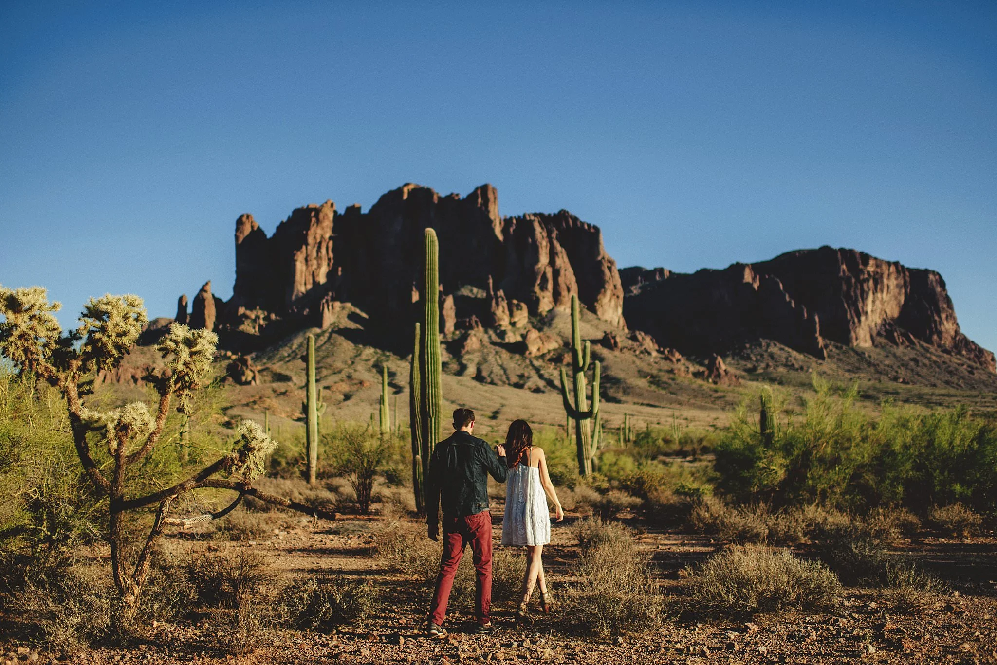 superstition-mountains-desert-engagement-photos-0007.jpg
