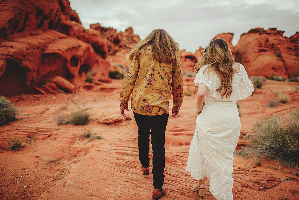 valley of fire engagement photos : walking