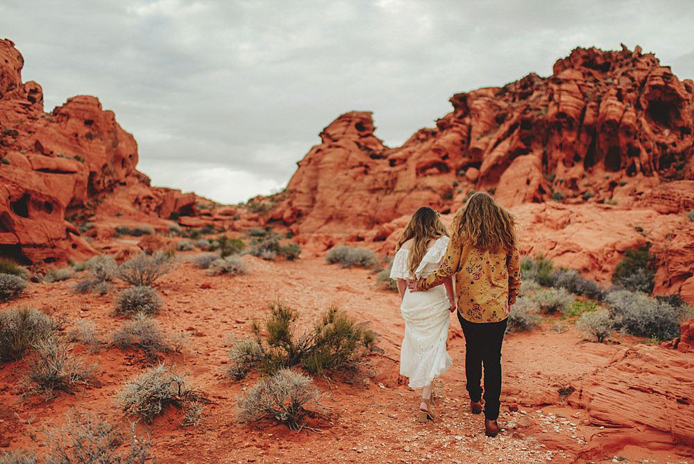 valley of fire engagement photos : hiking up hill