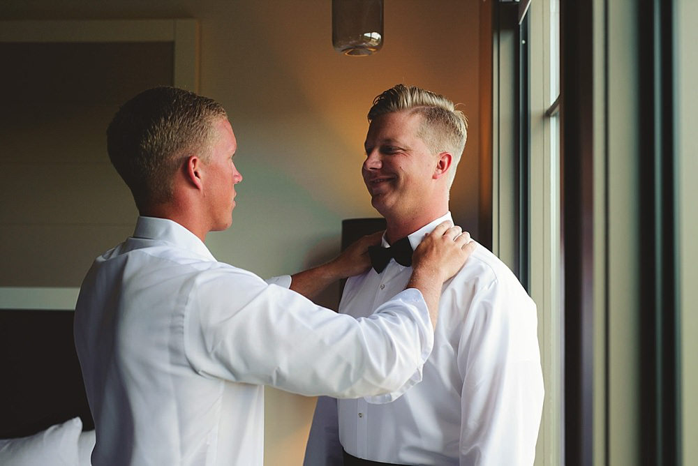 oxford exchange wedding : best man helping bow tie