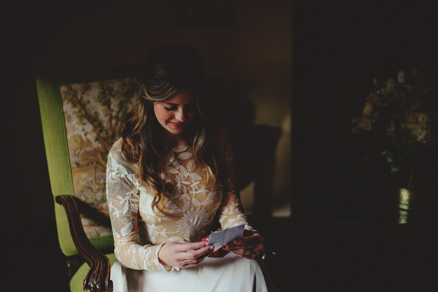 casa feliz wedding photos: bride reading letter