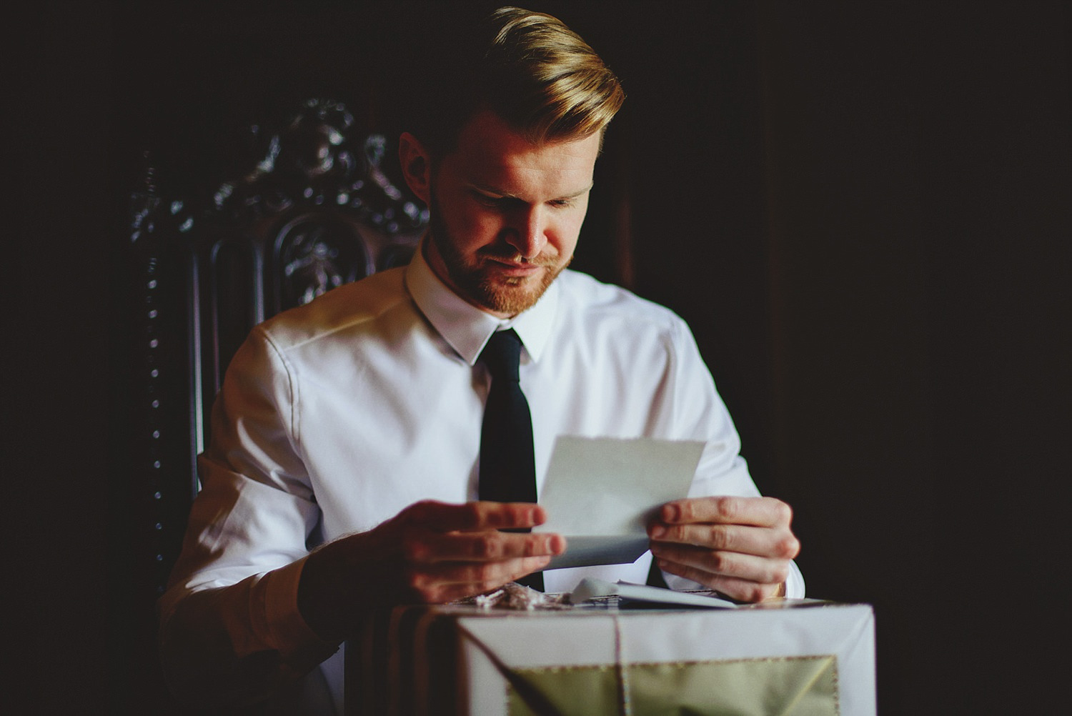 casa feliz wedding photos: groom reading letter