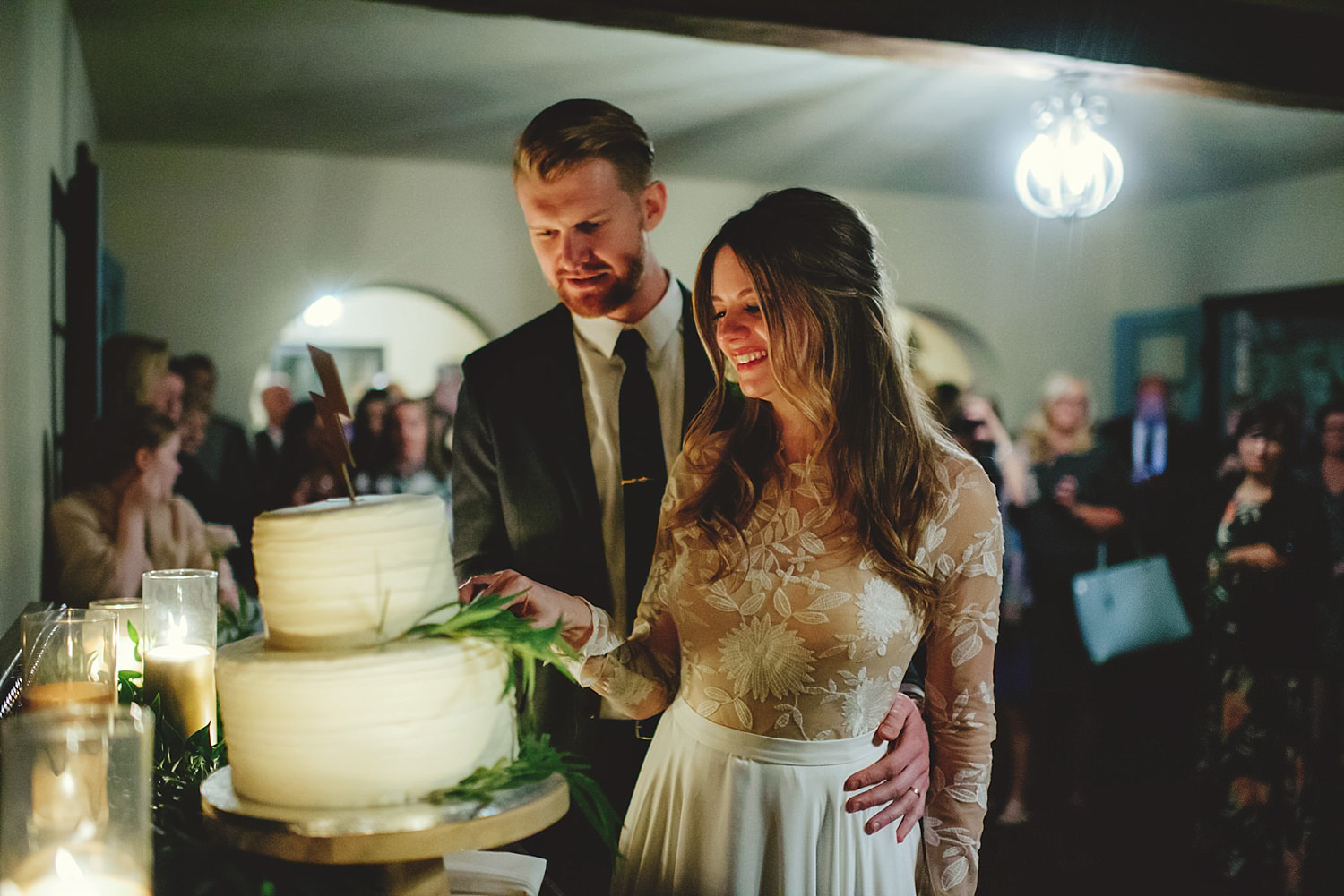 casa feliz wedding photos: cake cutting