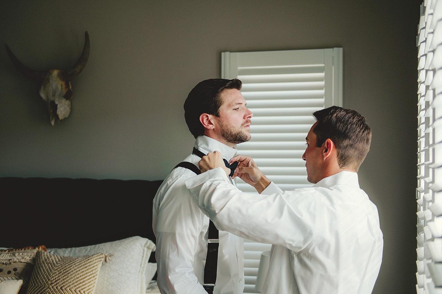 best man helping with bow tie