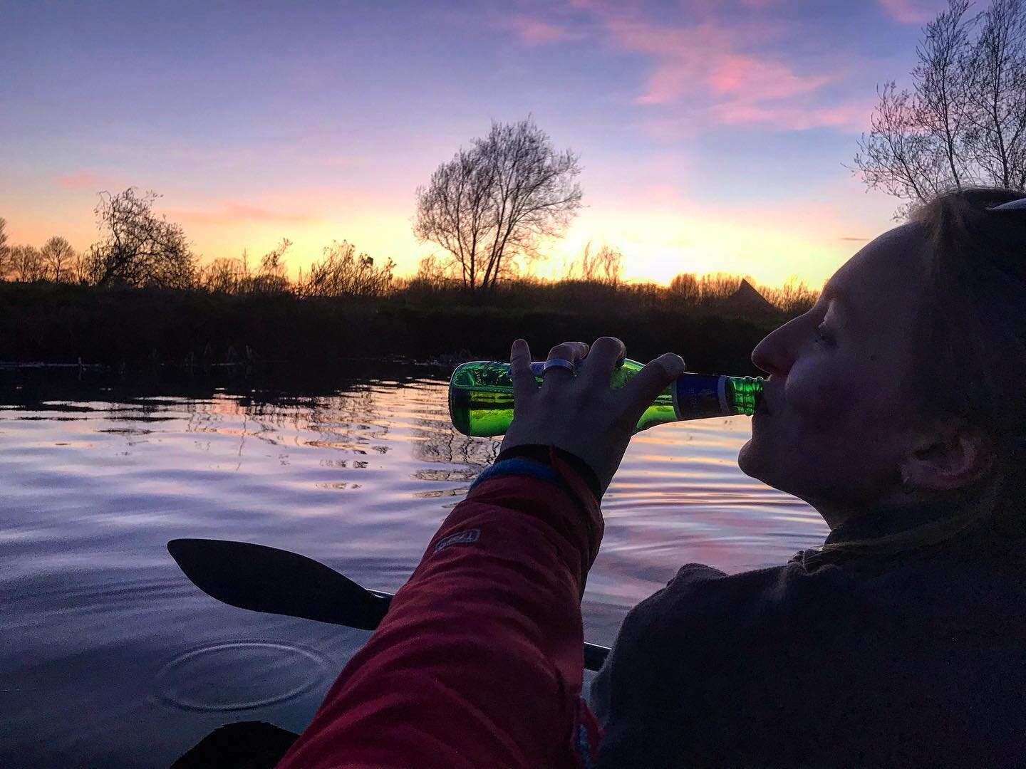 Missing sunsets on the river and having to feed @ambermarquand beer whilst she does all the hard work🚣&zwj;♀️ ☀️ .
.
.
#river #sunset #kayak #kayaking #beer